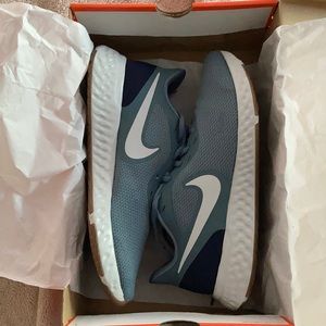 Nike Revolution 5